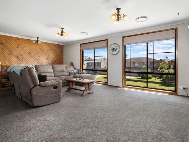 SPACE, COMFORT & ENTERTAINING IN A QUIET MCGRATHS HILL LOCATION
