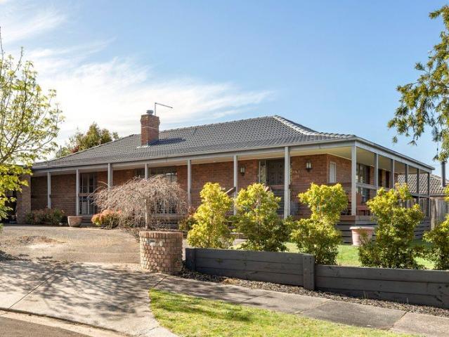 Space, Comfort & Family Lifestyle in Lakewood Estate
