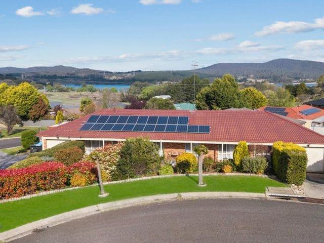 Space, Comfort & Lake Wallace Views