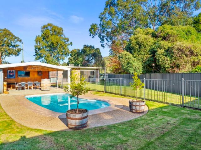 Space, Comfort, Pool & Outdoor Living on 976m²