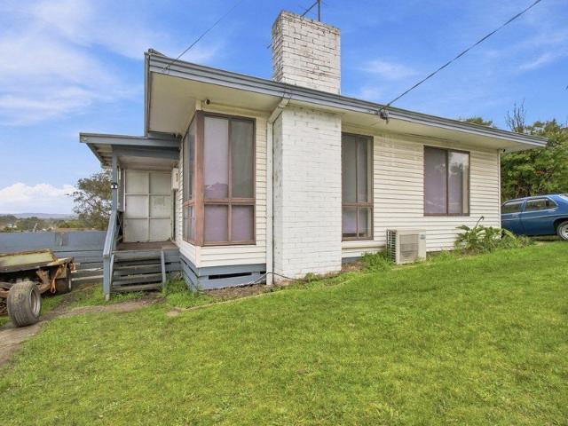 SPACE, COMFORT & POTENTIAL ON A MASSIVE BLOCK
