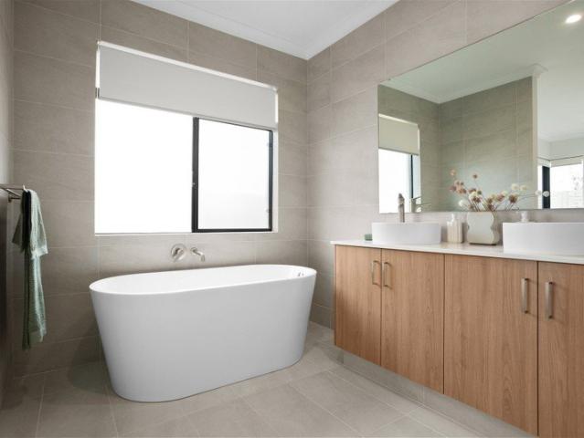 Space for the whole family 4 Bedrooms, 2 Bathroom + Theatre + WIR + WIL