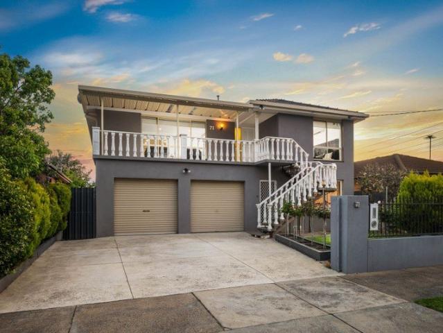 Space for the Whole Family in an Amazing Bell Post Hill Location