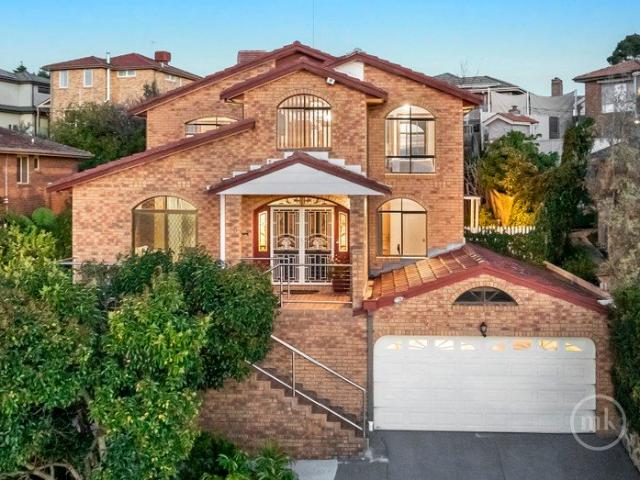 Space, Flexibility And Convenience In A Sought After Parkways Pocket