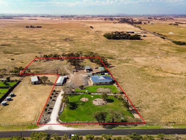 SPACE, LIFESTYLE & COASTAL LIVING ON APPROX. 4 ACRES
