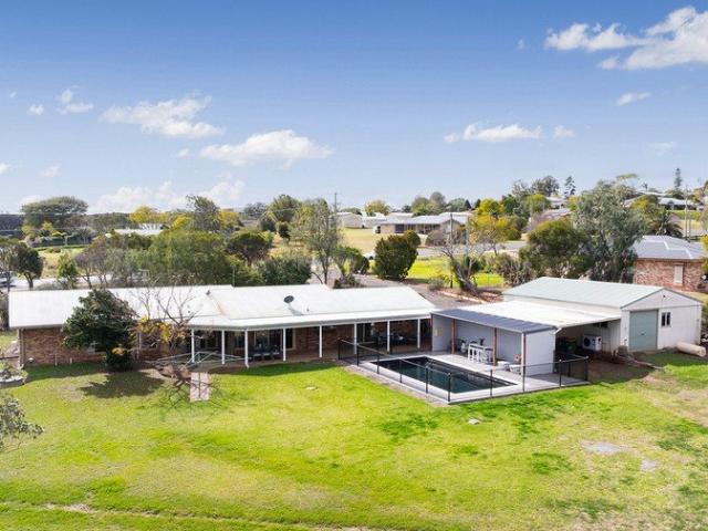Space, Lifestyle and Potential Acreage Living Only Moments Away For City Convenience