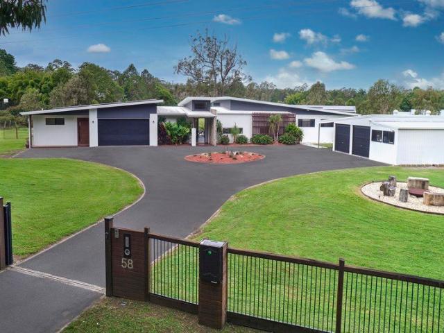 Space & Lifestyle Luxury Acreage Living in Glenview