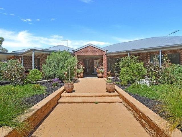 SPACE, LIFESTYLE, VERSATILITY & ALL ON OVER AN ACRE
