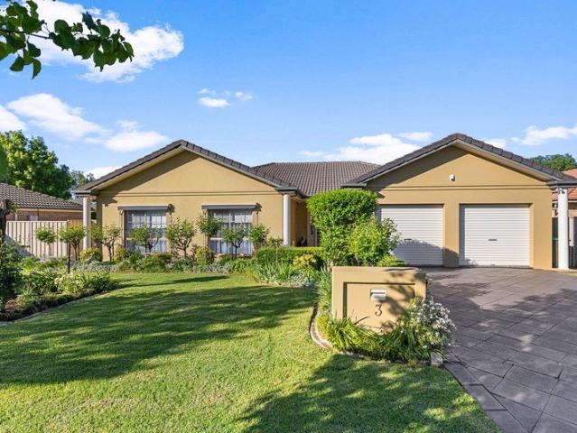 SPACE, PRIVACY & AN ENVIABLE LAKE ALBERT LIFESTYLE