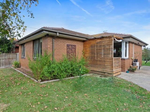 Space, Privacy and Convenience in quiet St Albans Park location