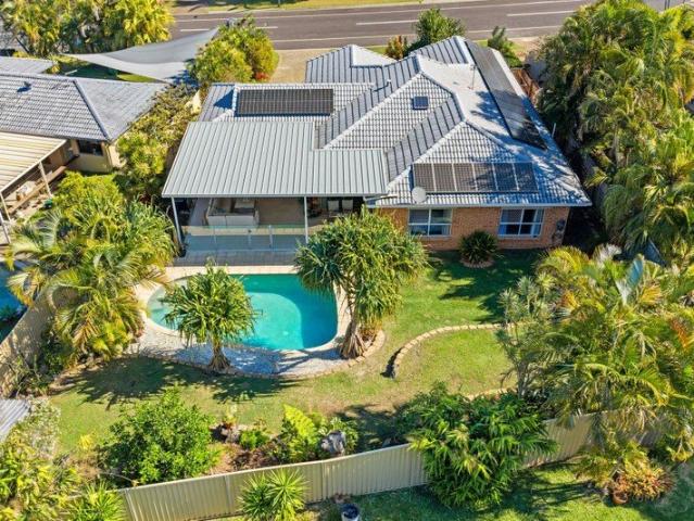 SPACE, PRIVACY AND POOLSIDE LIVING