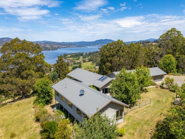 Space, Privacy and Spectacular Views in the Hills of Franklin