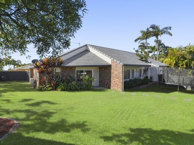 SPACE, PRIVACY & DUAL LIVING POTENTIAL IN STANDOUT ASHMORE LOCATION!