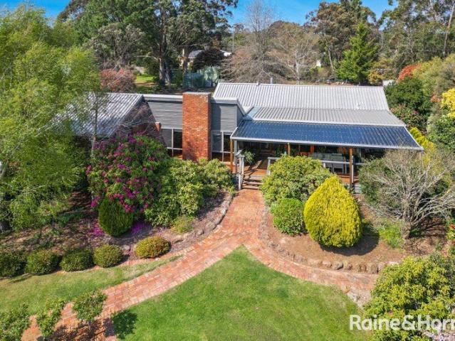 Space, Privacy & Family Living with Mount Macedon Views 4050m² approx