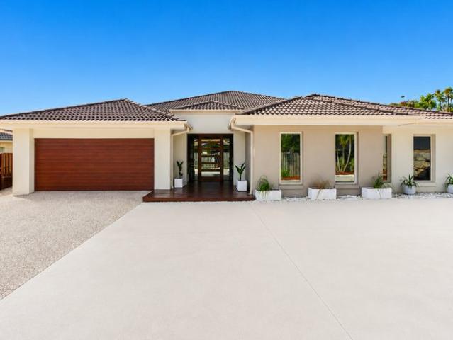 Space, Privacy & Poolside Perfection on 965m²