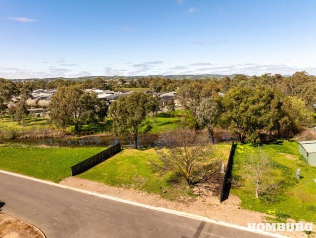 Space, Privacy & Stunning Creekside Views