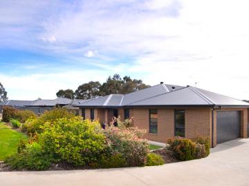 Space, quality & versatility on a generous 1515m2 allotment with excellent workshop