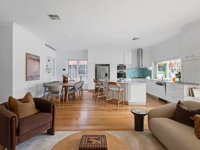 SPACE, SERENITY AND SINGLE LEVEL LIVING ON 875SQM