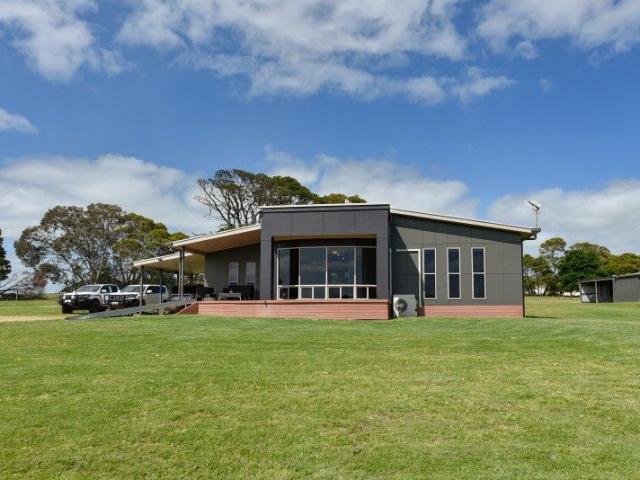 SPACE, SERENITY & FAMILY COMFORT AWAIT