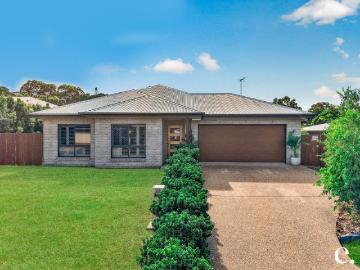 Space, Shed, Pool & Short Walk To The Beach It Has It All
