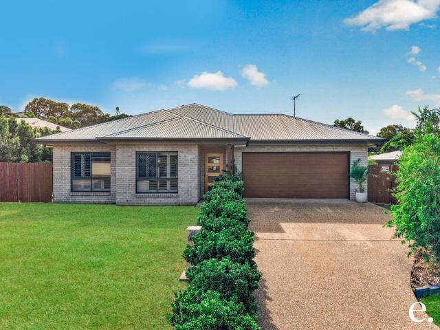 Space, Shed, Pool & Short Walk To The Beach It Has It All