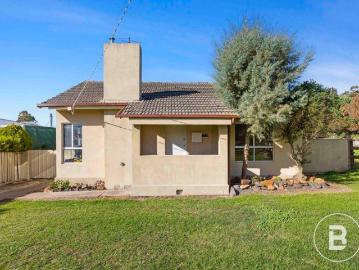 Space, Shedding & Versatility Close to Town