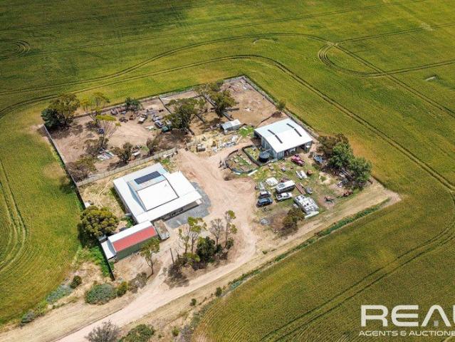 Space, Sheds & Country Convenience on Approx. 7,058m²