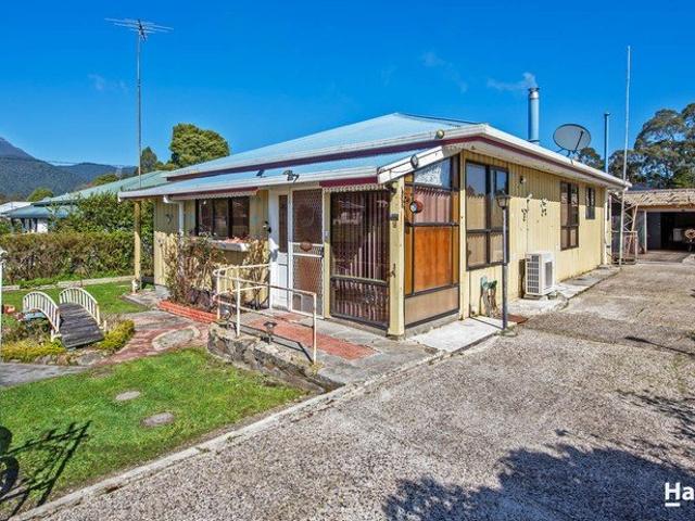 Space, Storage & Mountain Views in the Heart of Rosebery!