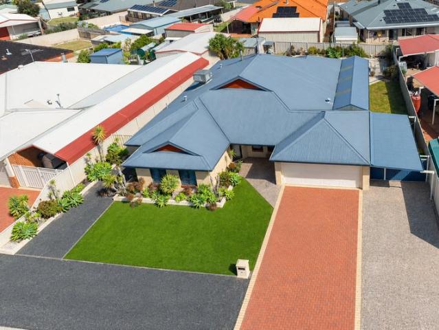 SPACE, STYLE & THE ULTIMATE FAMILY LIFESTYLE WITH A POOL!