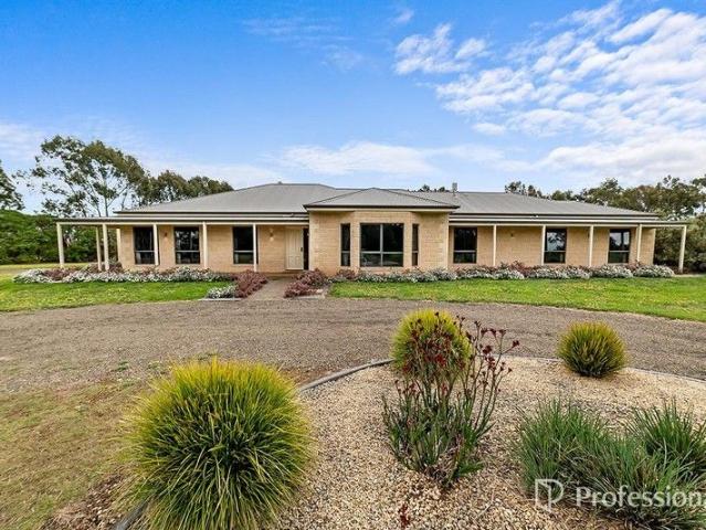 SPACE, STYLE & ACREAGE ALL IN ONE