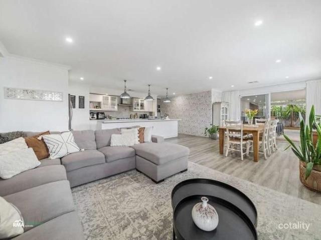 SPACE, STYLE & AN OUTDOOR ENTERTAINER YOU'LL LOVE COMING HOME TO!