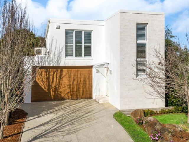 Space, Style and Sweeping Views in Highton