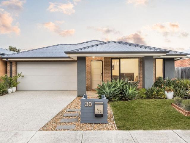 Energy efficient home directly fronting walking tracks!