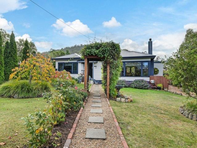Space, Style & Entertaining on an Expansive 1755m² Allotment