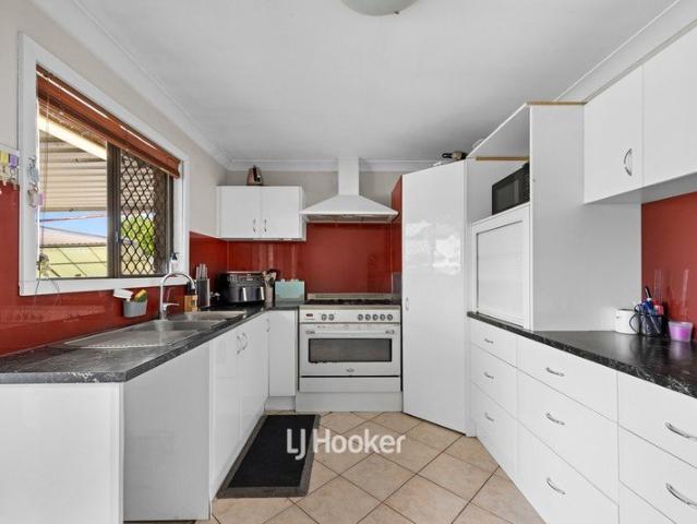 SPACE, STYLE & ENTERTAINING, THIS ONE HAS IT ALL!