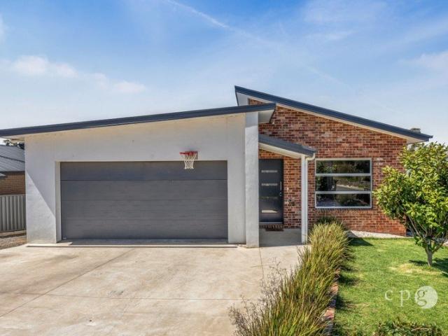 SPACE, STYLE & FLEXIBLE TWO LEVEL LIVING