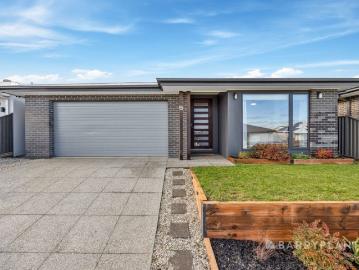 Space, Style & Quality in a Prime Lucas Location
