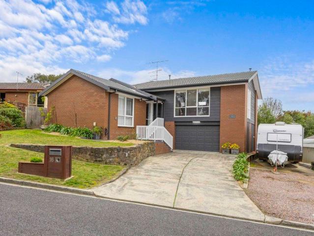 Space, Style & Stunning Views in the Heart of Mt Clear