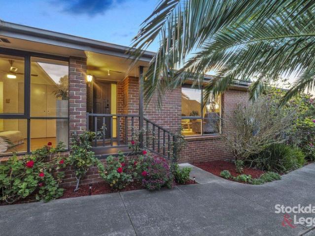 Space, style, stunning views & nature at your back gate!