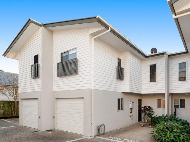 Space, sunlight & sparkling horizons A smart, family sized retreat, steps from trains + trendy cafes