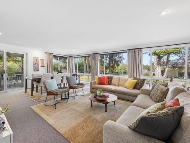 Space, Sunshine & Country Living on the Edge of Town