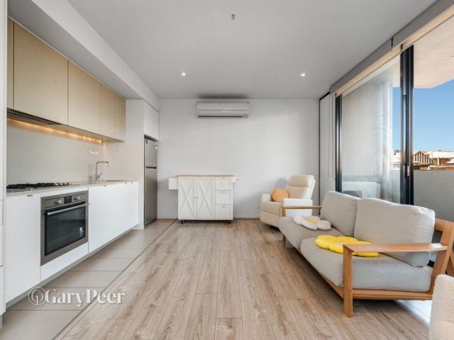 Spaceous single bedroom apartment with study