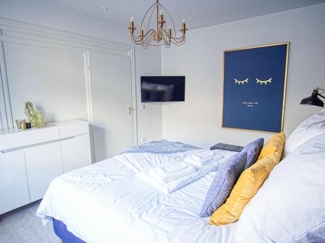 SpaceStays Blue Raspberry | WIFI | Parking |, Essen Amsterdam Apartments for Rent