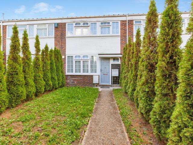 Spackmans Way, Slough, Berkshire, SL1 4 bed terraced house to rent £2,500 pcm £577 pw