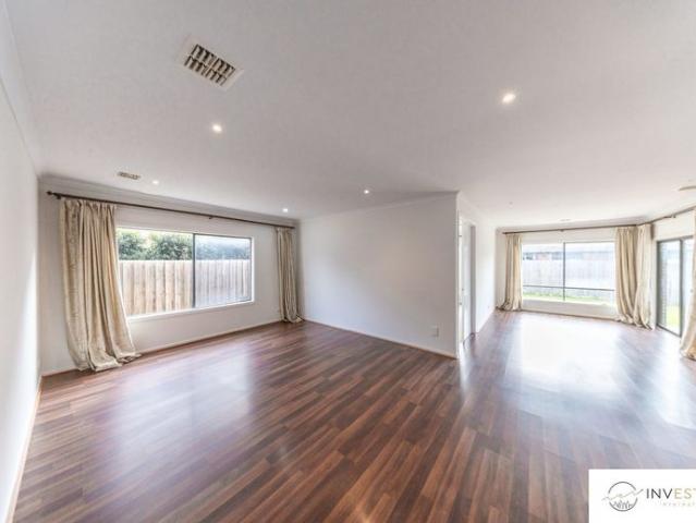 Spacious 40sq 5 bedroom Family Living in Point Cook