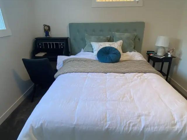 Spacious Furnished 4 bed 3 bath Bungalow with double garage in Highwood