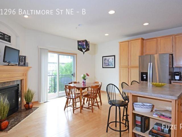 Spacious 4 Bed 3.5 Bath in Blaine Available 6/10!