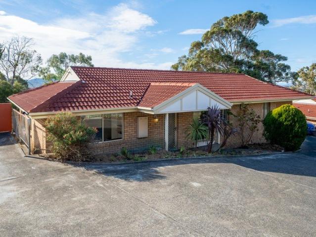 Spacious 4 Bed Unit with Downstairs Area