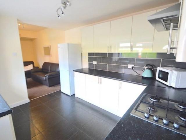 Spacious 4 Bed Available Decemeber