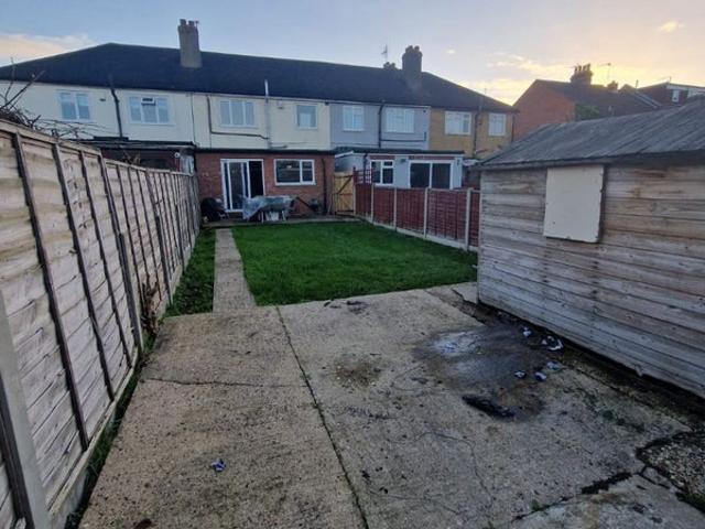 Spacious 4 Bed Family Home with Garden